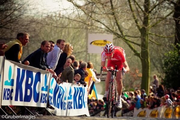 Julien Fouchard (Cofidis, le cr&eacute;dit en ligne) goes alone on the Kemmelberg