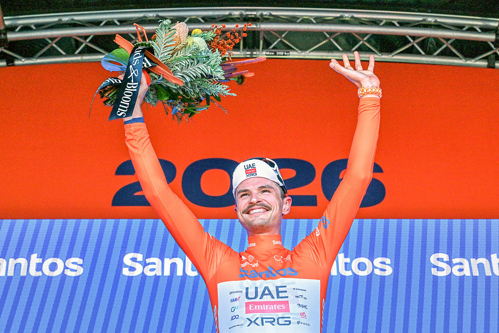 EDITORS NOTE: Graphic content / UAE Team Emirates XRG rider Jay Vine from Australia wears the leaders jersey after winning stage two of the Tour Down Under UCI men's cycling race in Adelaide on January 22, 2026. (Photo by Brenton Edwards / AFP) / - IMAGE RESTRICTED TO EDITORIAL USE - STRICTLY NO COMMERCIAL USE -