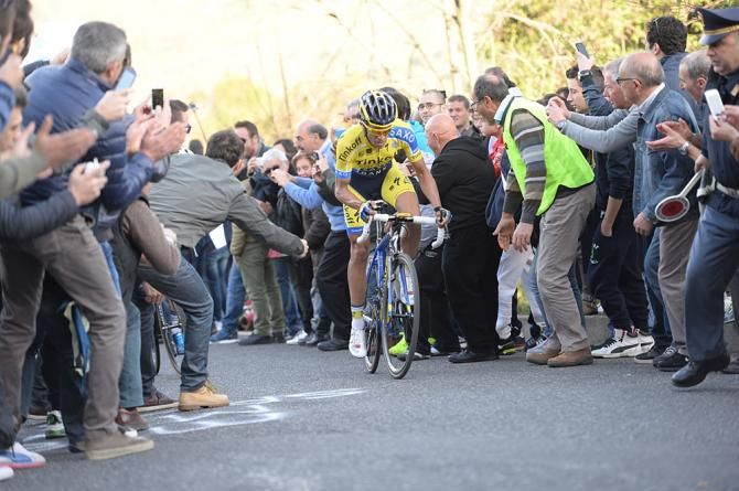 Fans cheer on Alberto Contador (Tinkoff-Saxo)