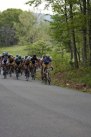 The field climbs at the 2007 Tour of Virginia