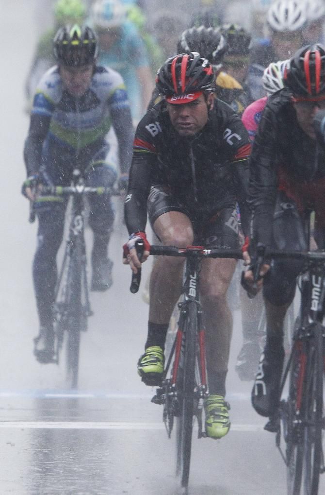 Cadel Evans braves the torrid conditions during Tirreno-Adriatico