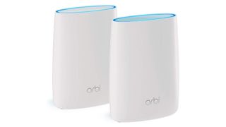 To hvide Netgear Orbi Pro routere med lyseblåt lys i toppen på hvid baggrund