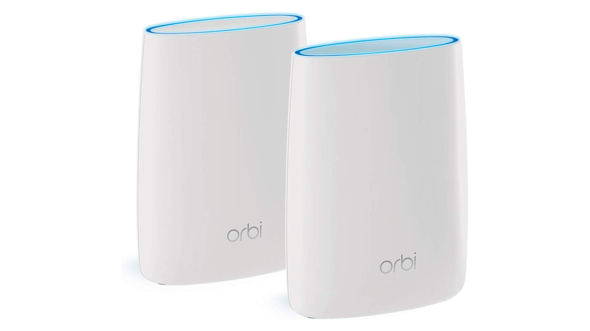 To hvide Netgear Orbi Pro routere med lyseblåt lys i toppen på hvid baggrund