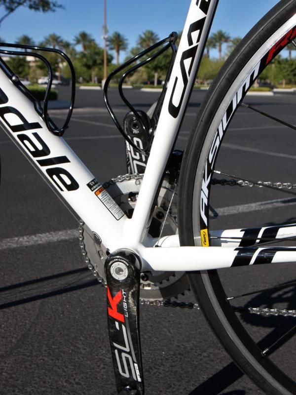 The seat tube tube is ovalized laterally at the bottom bracket.