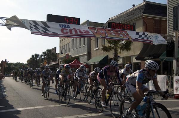 The women's peloton stretched out through the finishing straight.