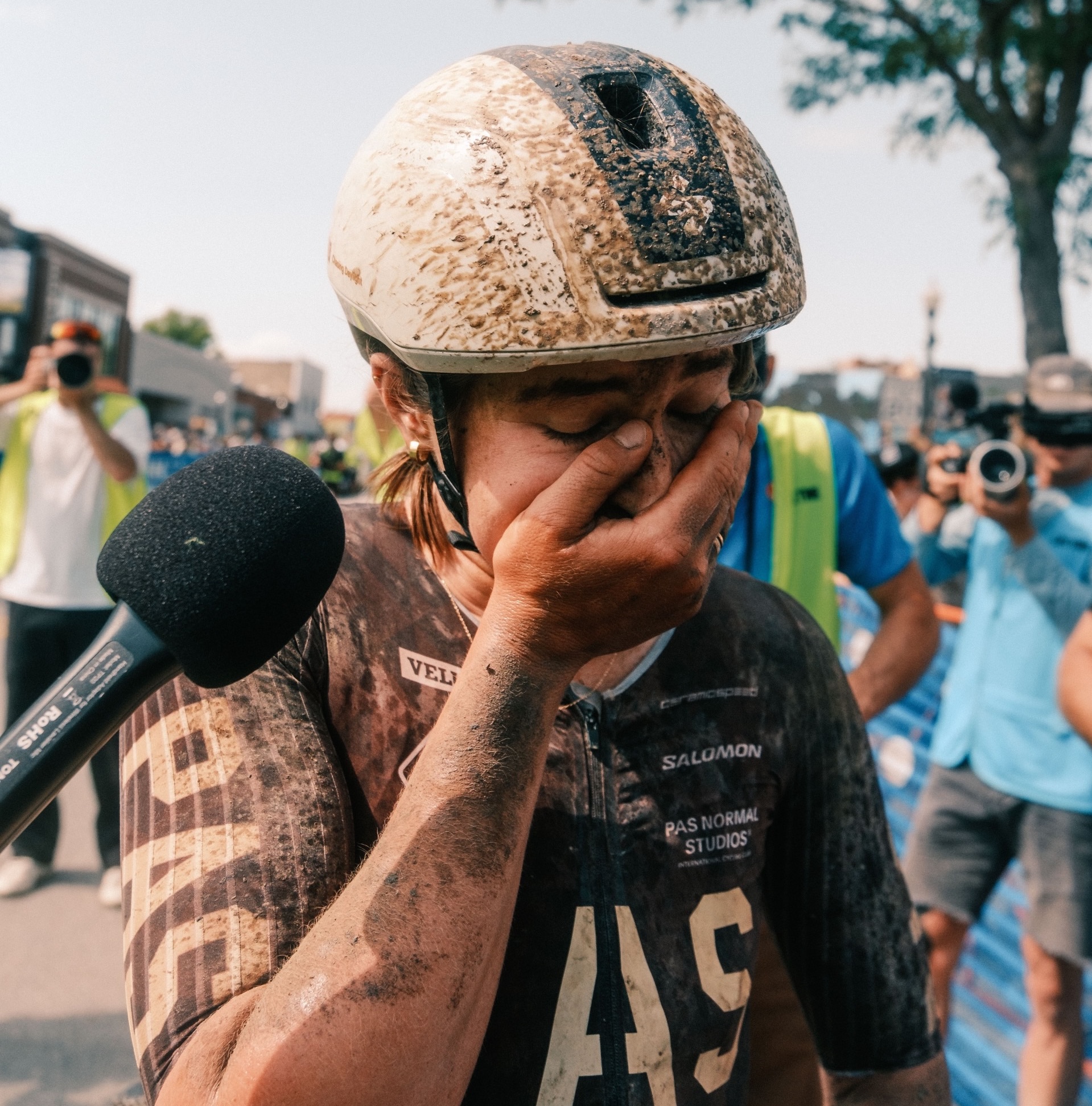 Karolina Migo&amp;#324; reacts to winning 2025 Unbound Gravel 200 in Kansas