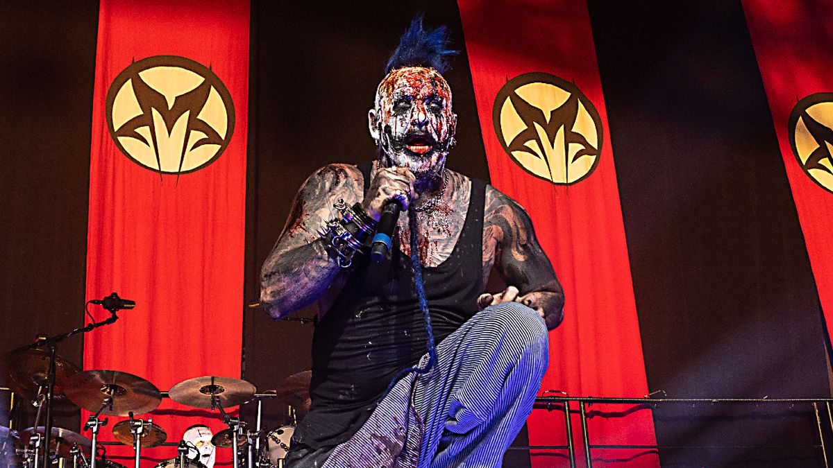 Mudvayne&#039;s Chad Gray on stage