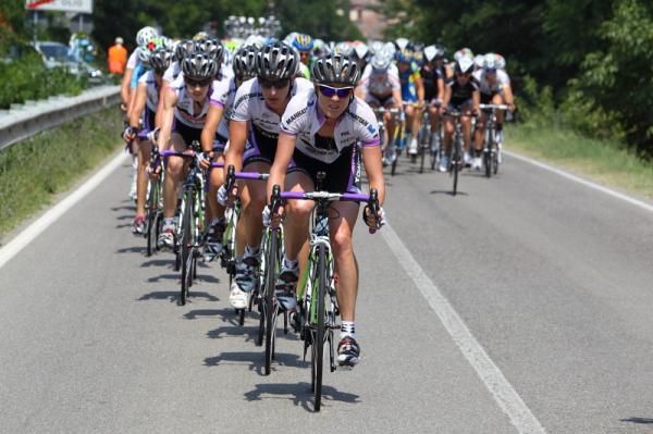 Rachel Neylan (Diadora Pasta Zara) drives the pace