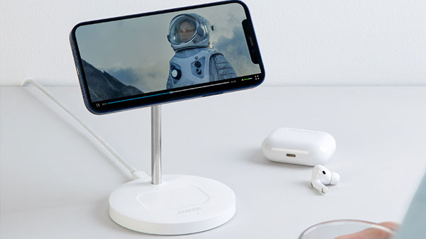 iPhone-Aufladung mit Anker Wireless Charging Stand, PowerWave 2-in-1 Magnetic Stand Lite mit AirPods in der Nähe.