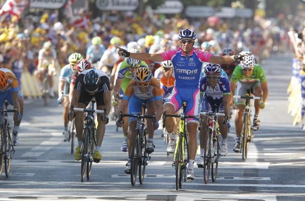 Alessandro Petacchi (Lampre-Farnese Vini) hits the line first