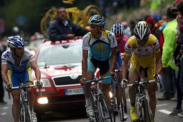 Contador checks on the competition.