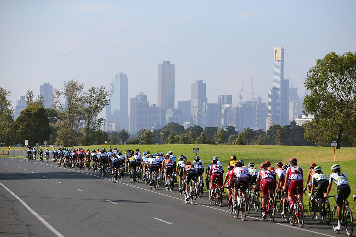 The peloton strings out under the pace