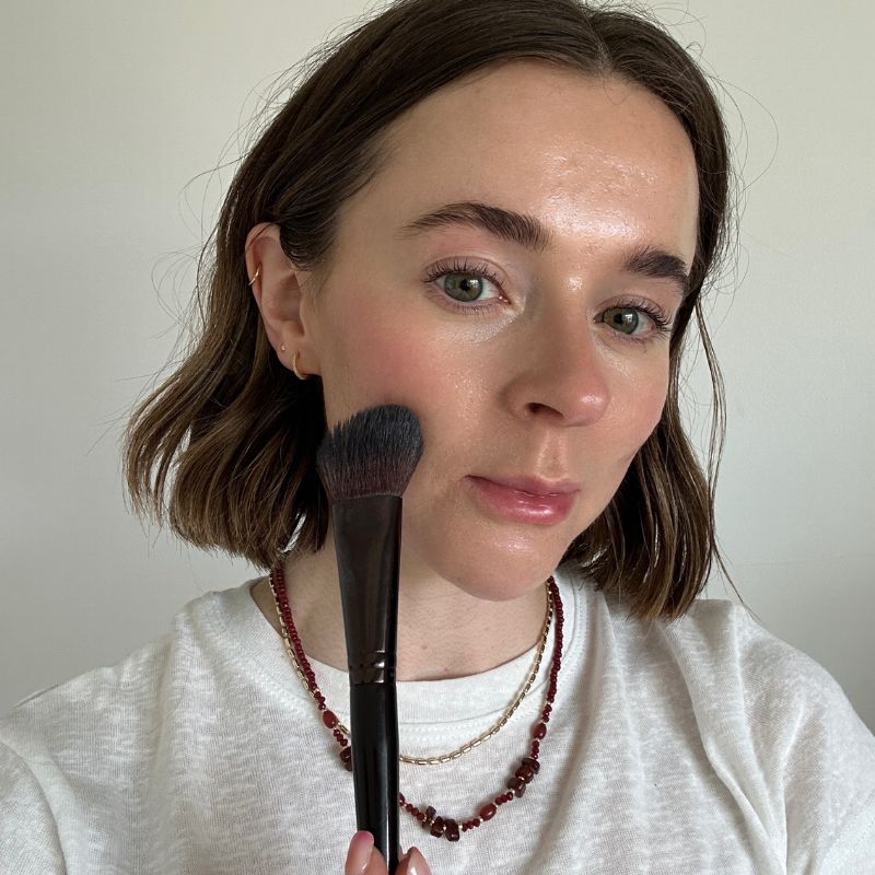 Grace luciendo el rubor dimensional y brillante Blush Is Life de Kosas con mariposas