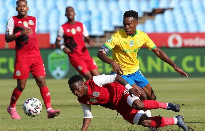 Ndabayithethwa Ndlondlo of Tshakhuma Tsha Madzivhandila challenged by Themba Zwane of Mamelodi Sundowns 