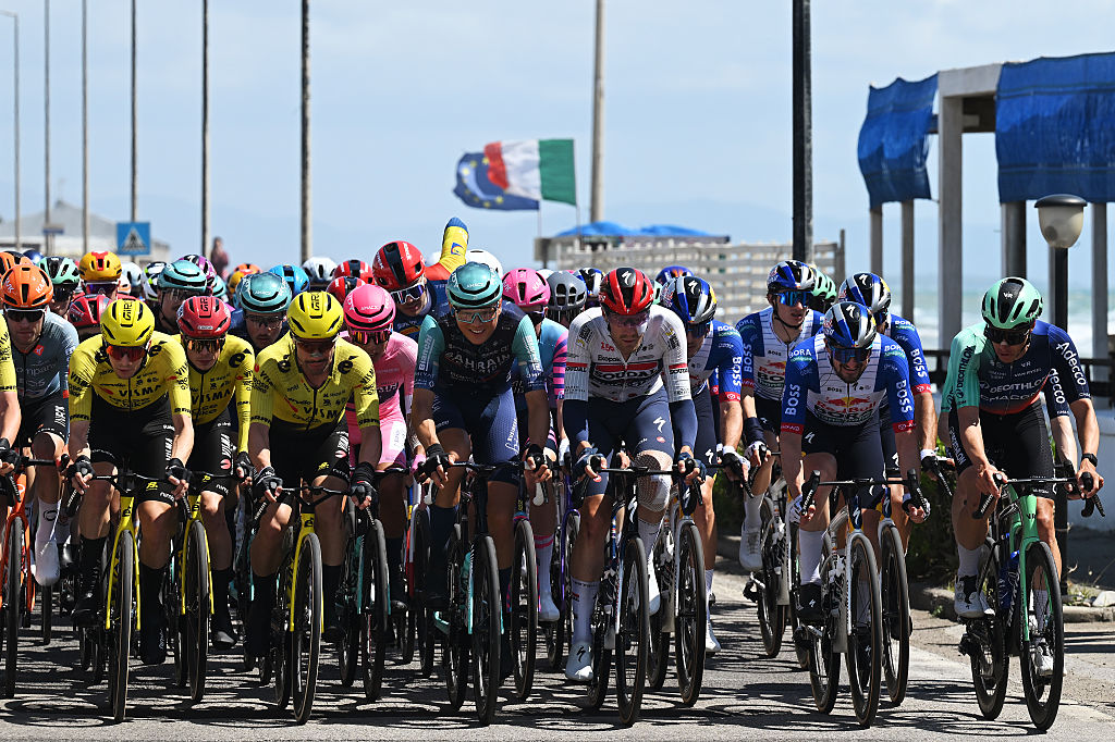 Crazy scenes at Giro d'Italia as lunging spectator menaces peloton - Video