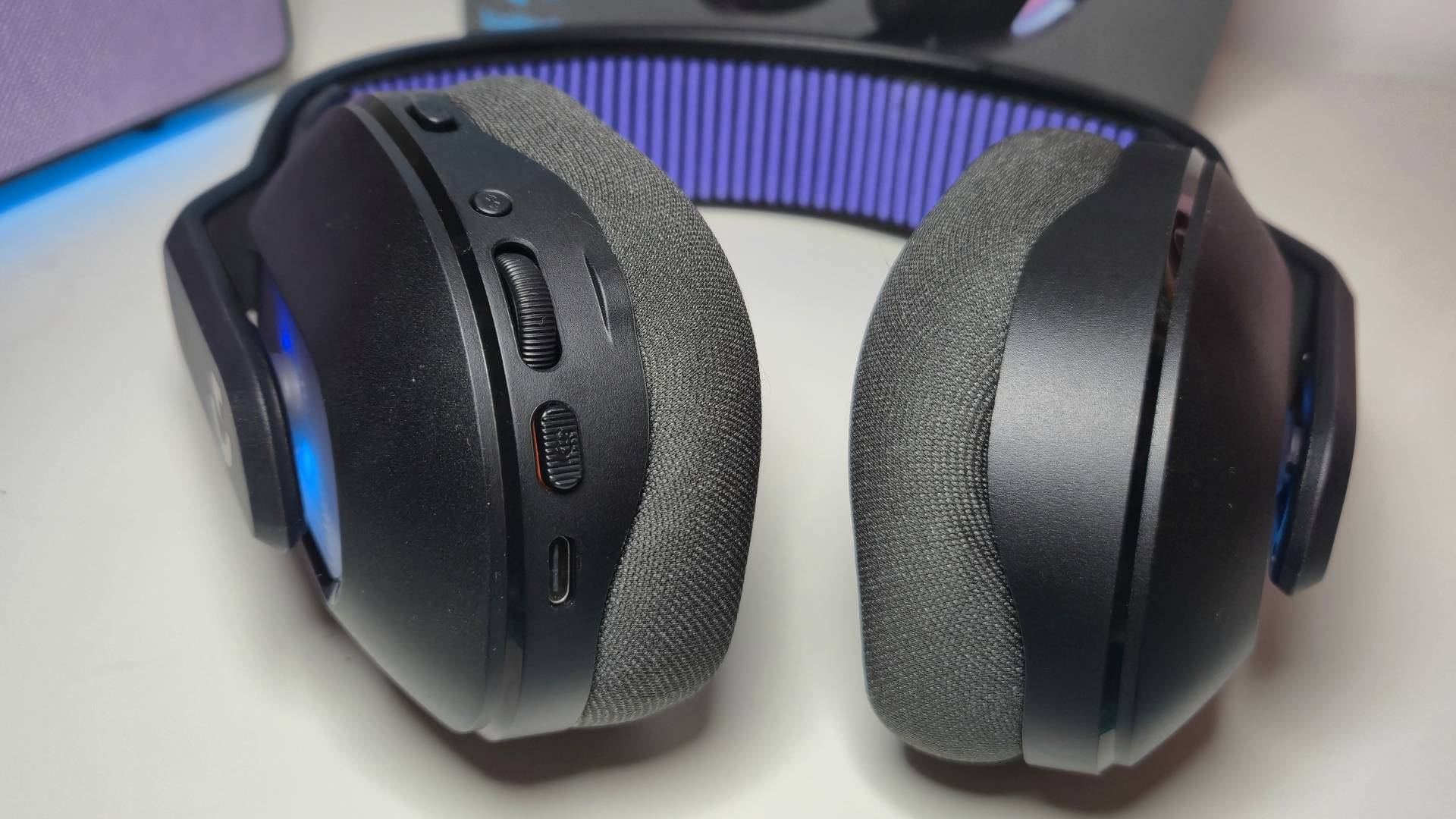 Photo by Rosalie Newcombe of the Logitech G522 Lightspeed wireless headset sitting on a white desk.