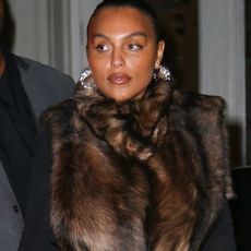 Paloma Elsesser stole the spotlight at the MANGO party in NYC, rocking a furry brown sleeveless vest paired with bold silver earrings. The model’s chic ensemble added an extra touch of glamour as she made her way into the event.