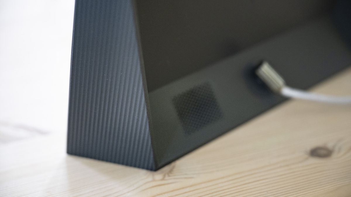 Edge detail of the Aura Carver Mat digital frame