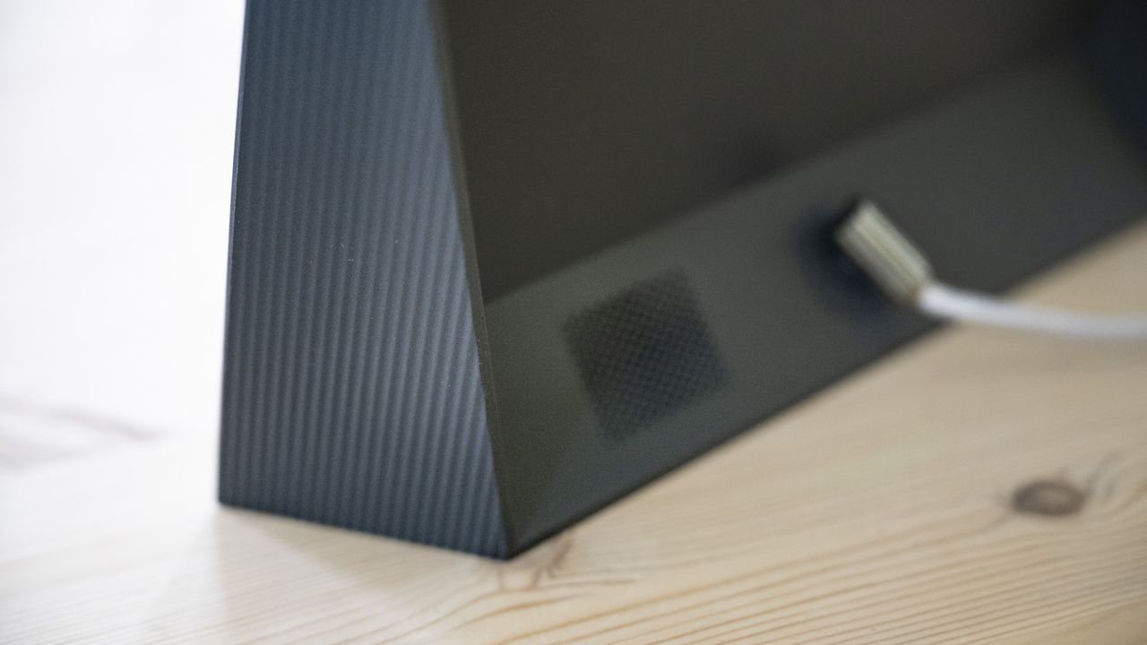 Edge detail of the Aura Carver Mat digital frame