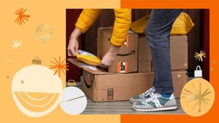 Amazon Prime Day 2022: un repartidor de Amazon dejando unos paquetes en la puerta de una casa.