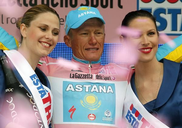 Alexandre Vinokourov (Astana) celebrates another day in the pink jersey.