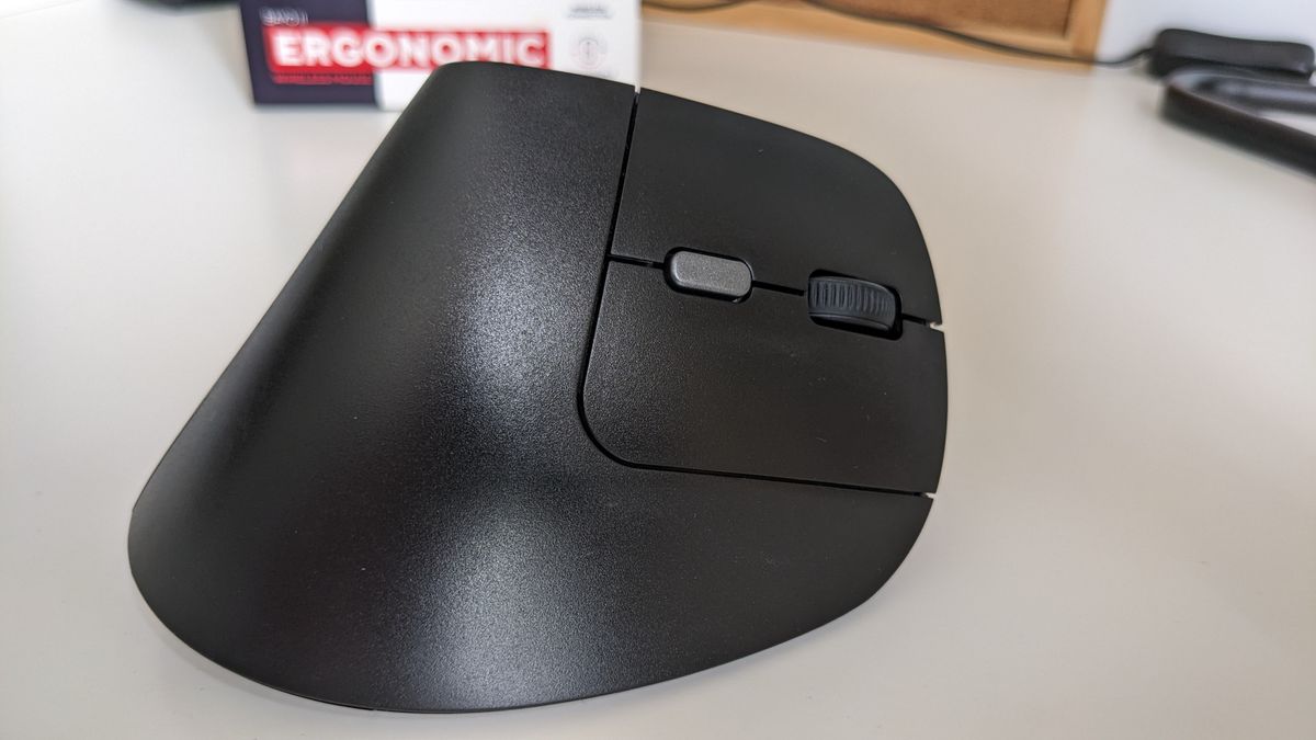 Trust Bayo II ergonomic mouse during our review