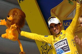 Contador and the lion on the yellow jersey podium