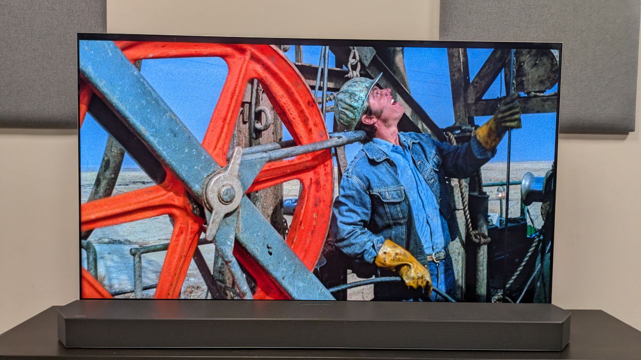 Five Easy Pieces 4K Blu-ray on LG G5 showing Bobby working at his oil rig