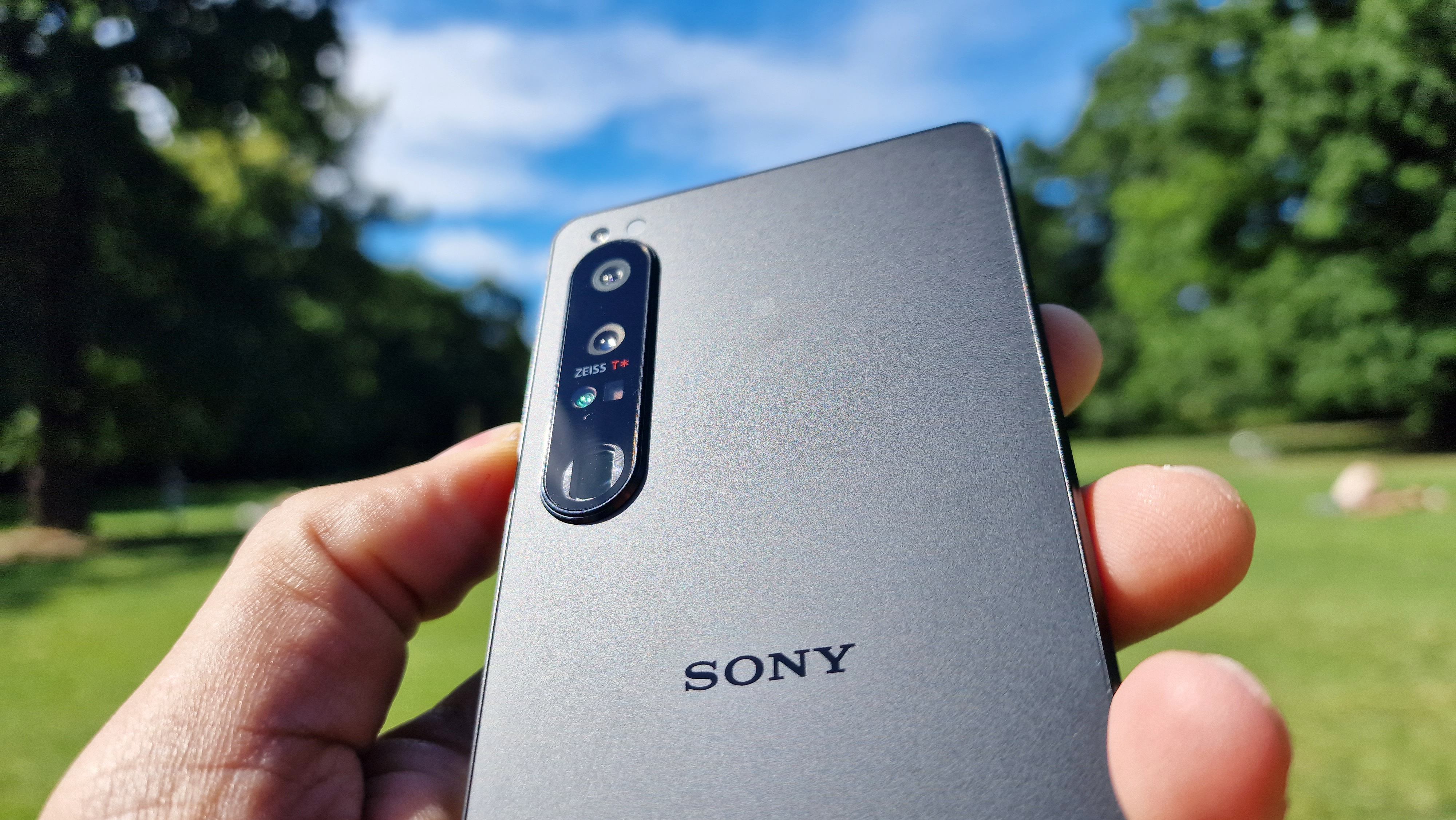 Sony Xperia 1 IV med nærbillede af kameramodulet - taget i en park.