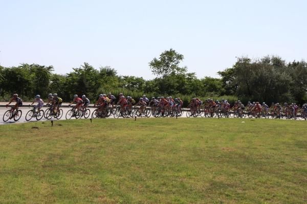 The peloton was lined out in pursuit