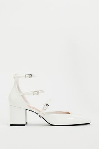 Buckled block heel shoes in white