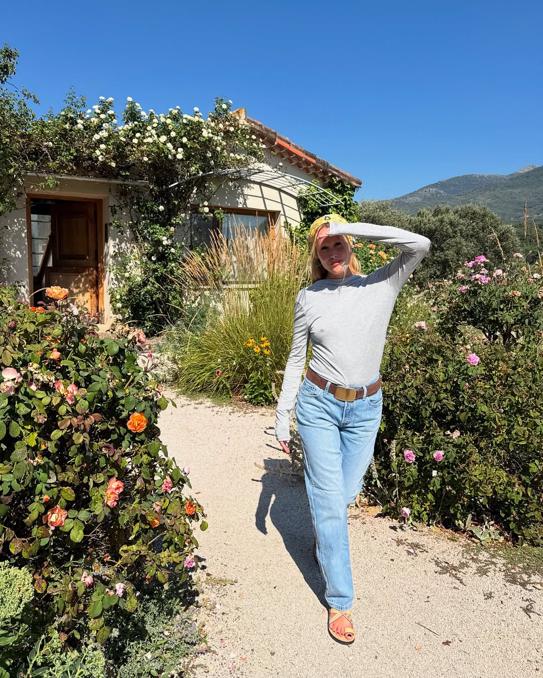 Lucia Cuesta in light-wash jeans