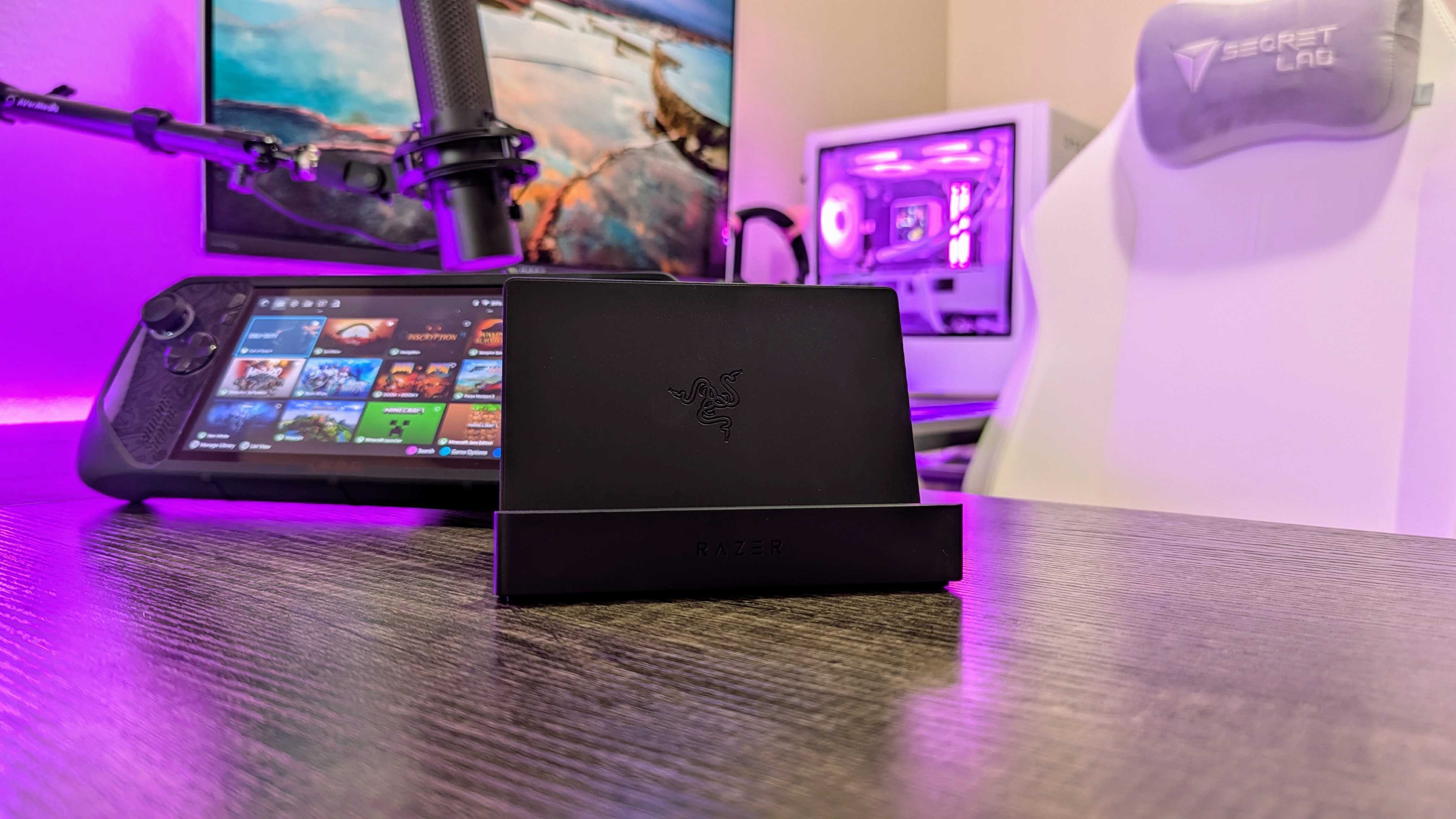 Image of the Razer Handheld Dock Chroma.