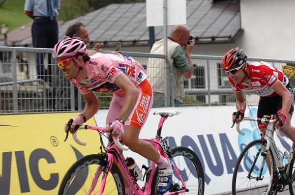 Giro leader David Arroyo (Caisse d'Epargne) leads points leader Cadel Evans in the stage 17 finale.