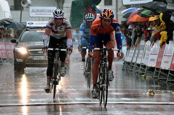 Thomas Dekker (Rabobank) leads in Kim Kirchen (High Road) and Davide Rebellin (Gerolsteiner). All were equally soaked.