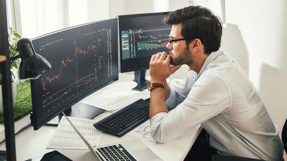 Man looking at computer charts © Getty Images/iStockphoto