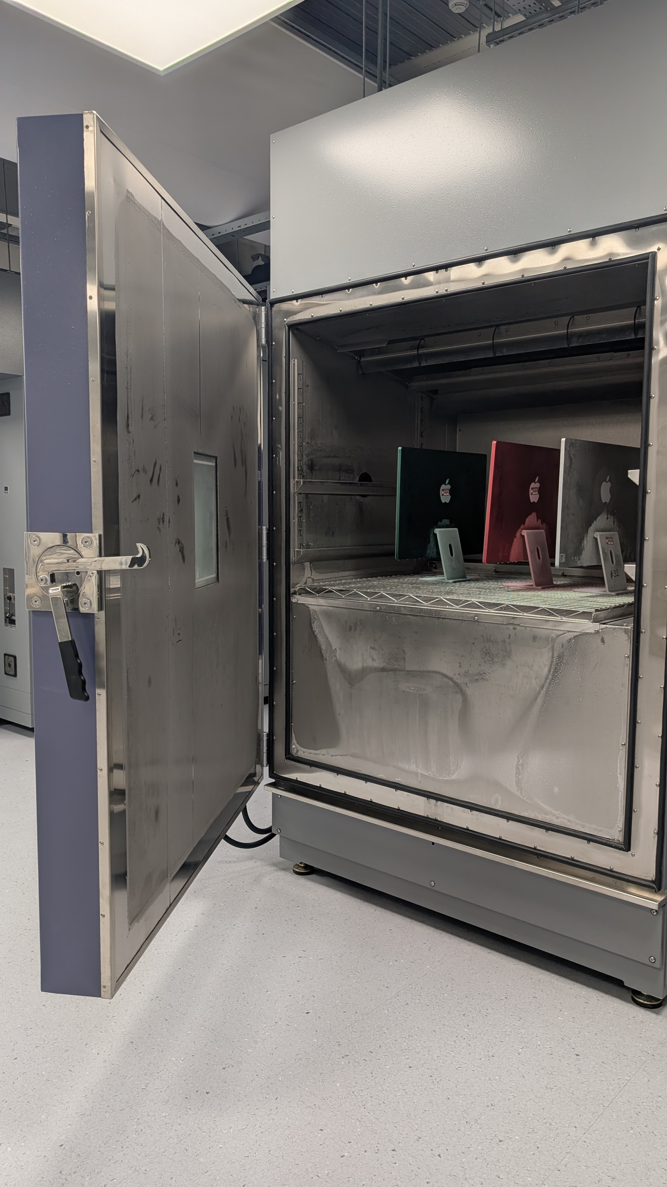 Cold room: iMacs are subjected to freezing temperatures