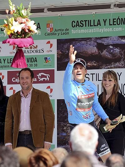 Theo Bos (Cerv&eacute;lo TestTeam) sends his winner's bouquet into the crowd