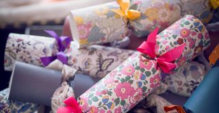 Floral cracker designs to demonstrate Easter table decor ideas