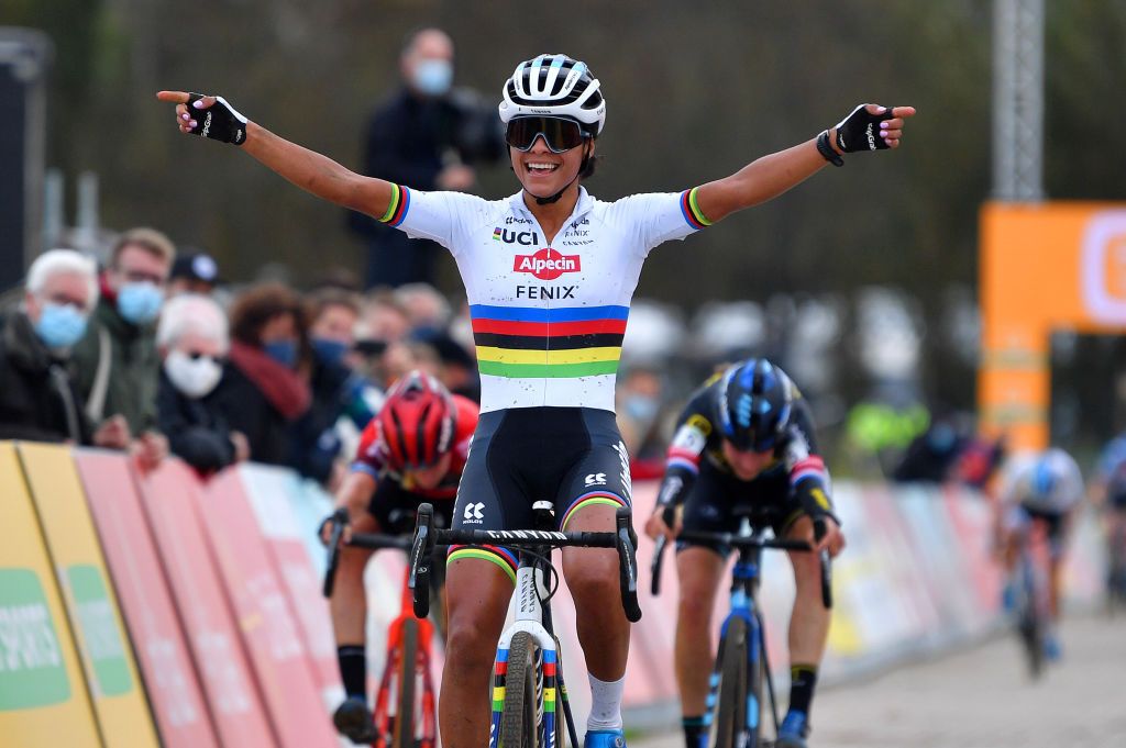 RUDDERVOORDE BELGIUM OCTOBER 24 Arrival Ceylin Del Carmen Alvarado of The Netherlands and Team Telenet Superprestige Celebration Annemarie Worst of The Netherlands and Team 777 Lucinda Brand of The Netherlands and Team Telenet Baloise Lions during the 34th Superprestige Ruddervoorde 2020 Women Elite SPRuddervoorde Telenet on October 24 2020 in Ruddervoorde Belgium Photo by Luc ClaessenGetty Images