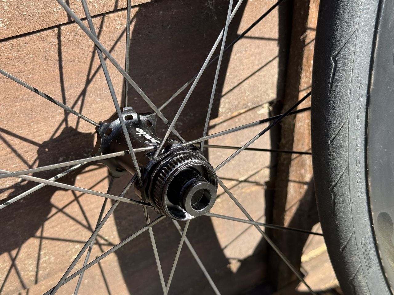 Three-cross lacing on the front rotor side