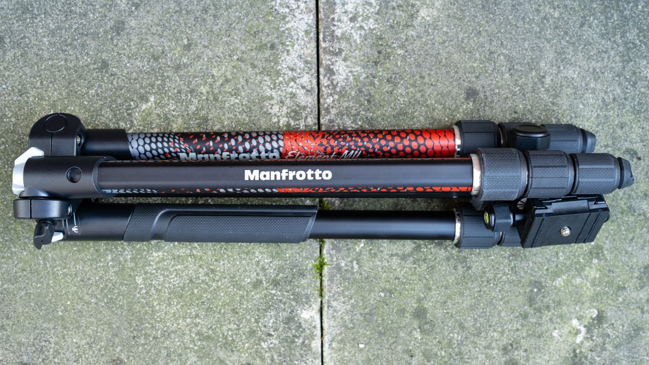 Manfrotto Element MII Aluminium folded on the ground