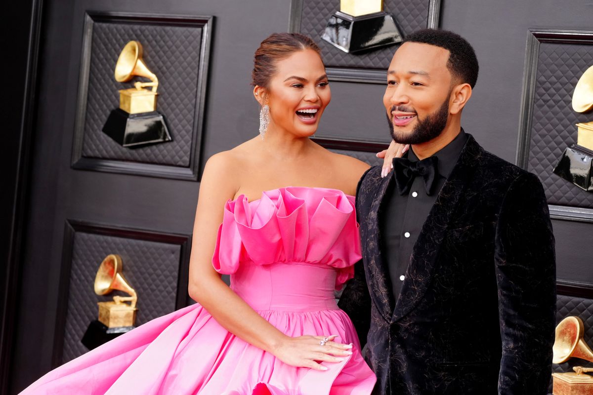 Les « comptoirs » de cuisine de Chrissy Teigen et John Legend créent un espace plus minimaliste et surélevé.