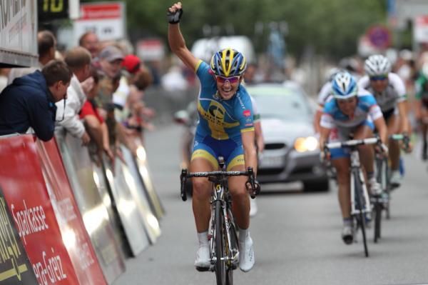 Emma Johansson (Hitec Products) celebrates her victory ahead of Vicki Whitelaw (Australia National Team) and Amy Pieters (Skil Koga).