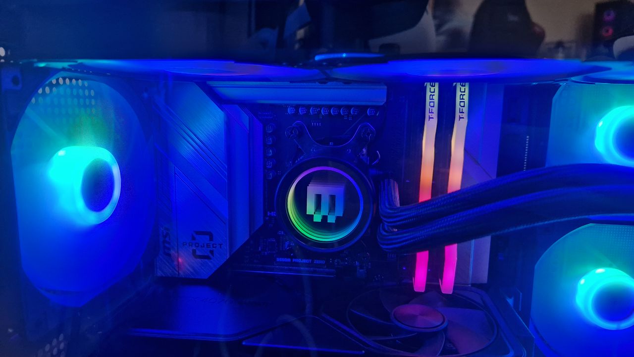 Maingear Zero Ruby's AIO cooler and RAM