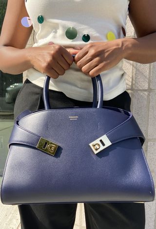 n4gTpWejiPNPSaiNvDfD4j-320-80 مراجعة صادقة لحقيبة عناق Ferragamo