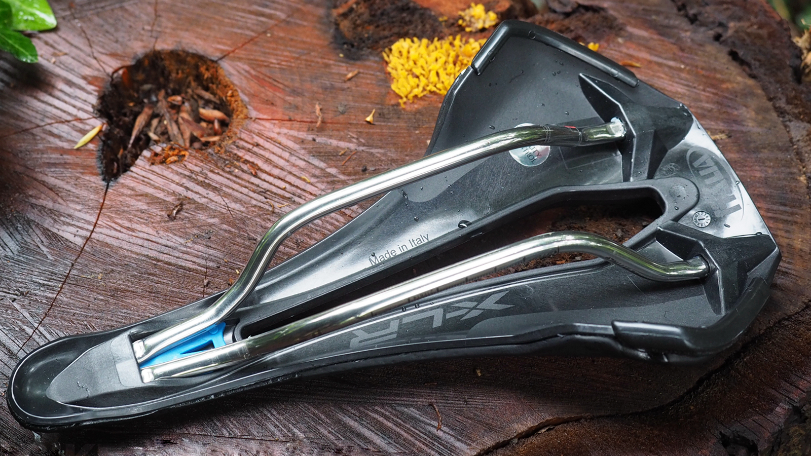 Parte inferior do assento Selle Italia X-LR Ti316 Superflow, destaca trilhos de titânio e base de carbono/nylon