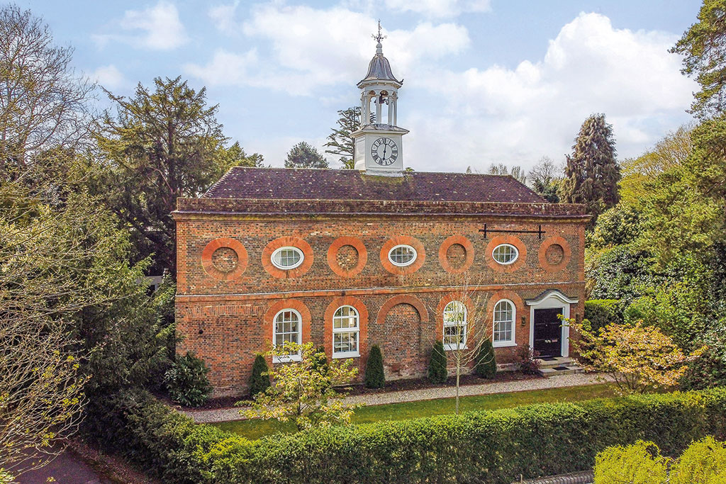 Properties for sale with swimming pools: Yeomans Drive, Aston, Stevenage, Hertfordshire