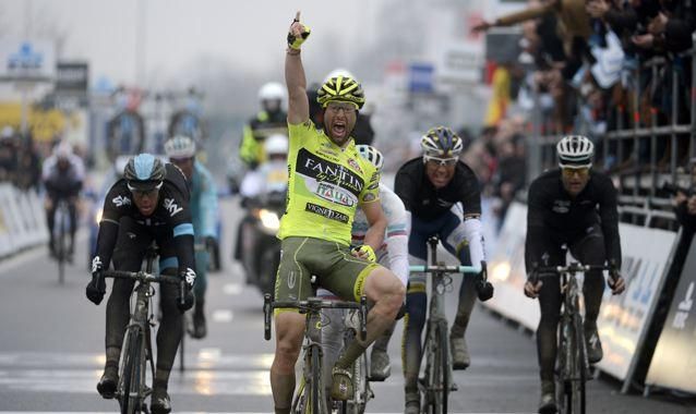 Oscar Gatto passed Thomas Voeckler near the line to win Dwars Door Vlaanderen