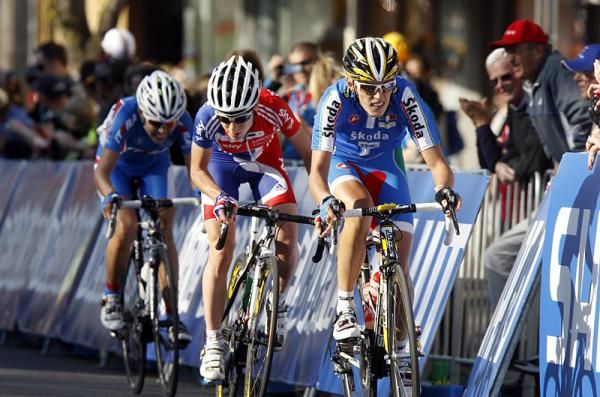 The women's peloton tried to prove they could break up the race on this circuit, but like the Under 23 men's and elite men's races they too ended in a sprint.